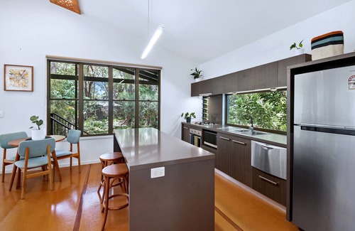 Weyba Downs Apartment | Eumarella Shores Noosa Lake Retreat