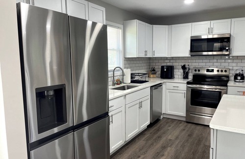 Grandview House | Euro 3King-Modern4Bdrm, Sleeps12-5 private spaces