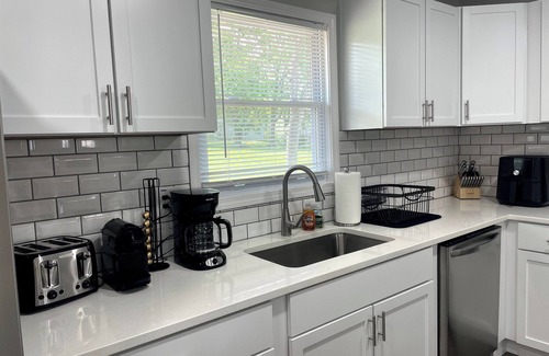 Grandview House | Euro 3King-Modern4Bdrm, Sleeps12-5 private spaces