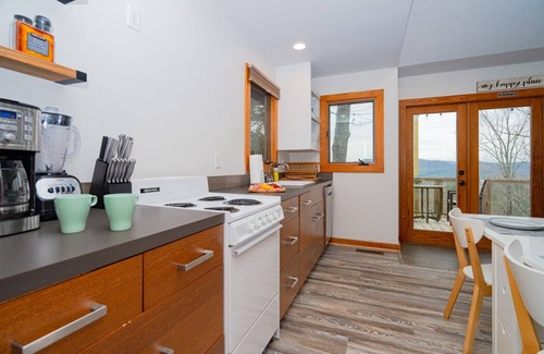 Blue Ridge Cabin | European Cottage House ! Couples getaway in Blueridge