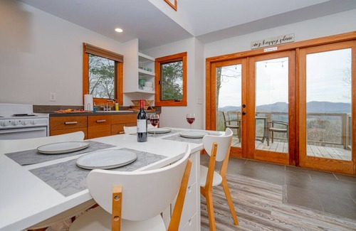 Blue Ridge Cabin | European Cottage House ! Couples getaway in Blueridge