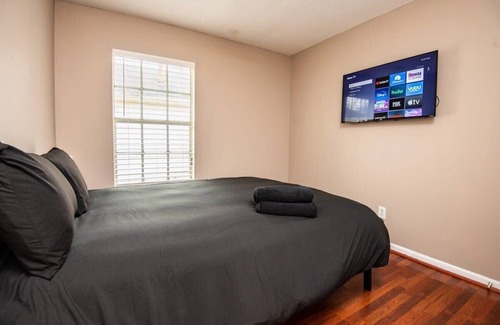 New Castle House | EV-Friendly- 15 Mins to Downtown!