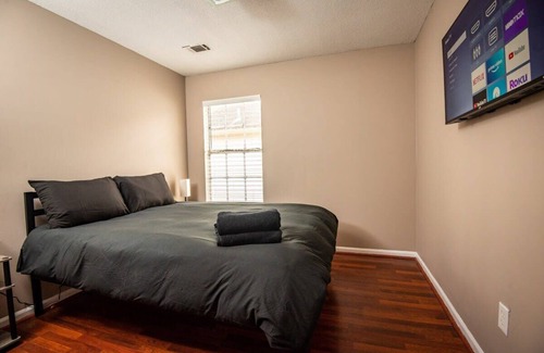 New Castle House | EV-Friendly- 15 Mins to Downtown!