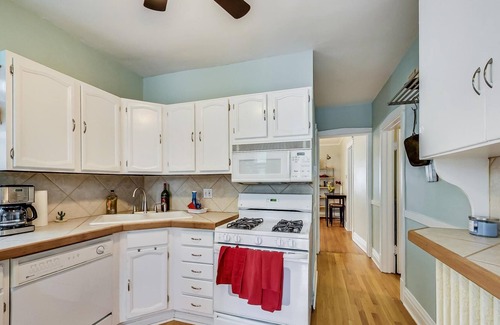 Evanston Apartment | Evanston 2bed+ofc.Walk to sushi, shopping, train & Lake. Minutes to Ryan Field.