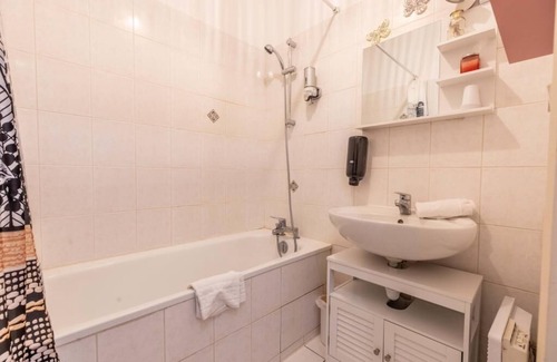 Blatin Apartment | Evasion Centre-ville. Sleeps 2 to 8. (A)