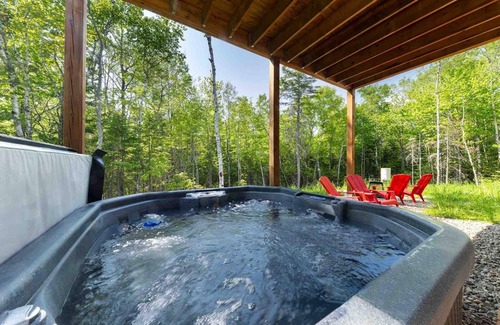 Les Eboulements Ski Chalet | Evasion Plein Air 1: BBQ Deck, Spa & Trails Await