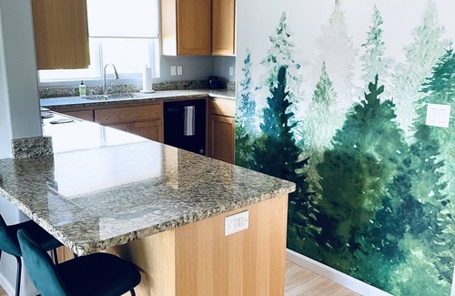 Eugene Apartment | Evergreen Landing-Modern APT Perfect for Duck Fans