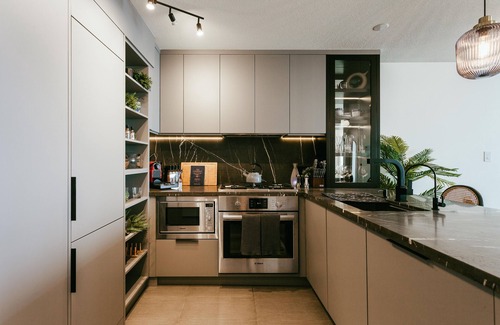 Richmond City Centre Apartment | ☆Evergreen Loft☆ Designer Apt in Central Richmond