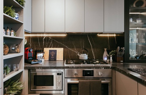 Richmond City Centre Apartment | ☆Evergreen Loft☆ Designer Apt in Central Richmond