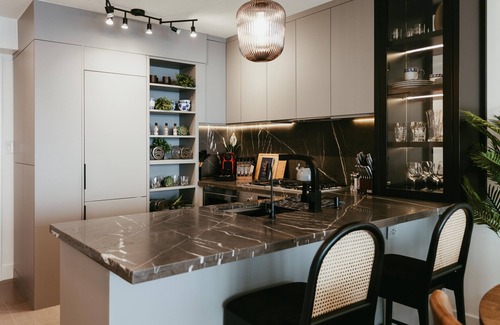 Richmond City Centre Apartment | ☆Evergreen Loft☆ Designer Apt in Central Richmond