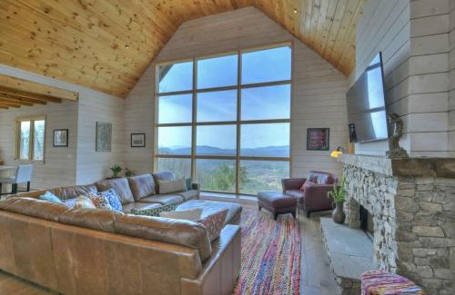 Mineral Bluff House | Everlux Retreat - Hot Tub on the Mountain