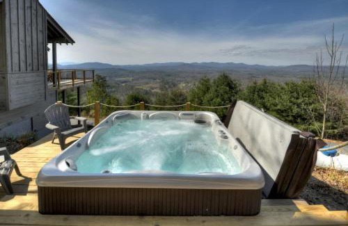 Mineral Bluff House | Everlux Retreat - Hot Tub on the Mountain