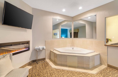 Bismarck Hotel | EverSpring Suites