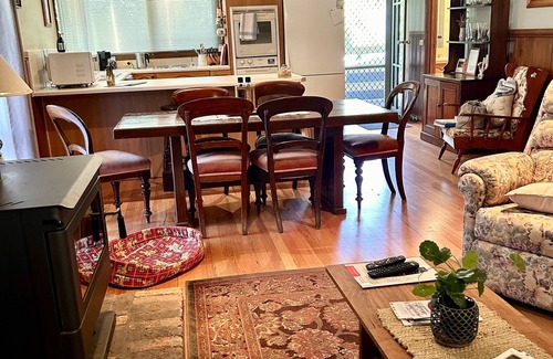 Jamieson House | Everything at your doorstep, spacious house, dogs welcome, big back yard fenced.