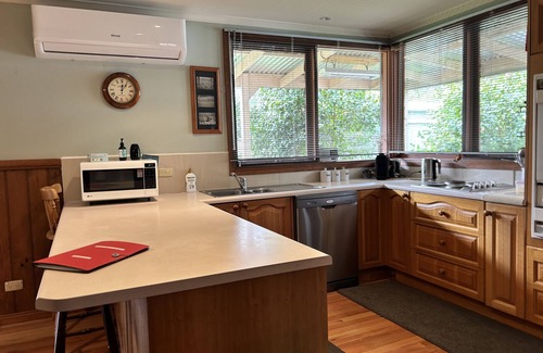 Jamieson House | Everything at your doorstep, spacious house, dogs welcome, big back yard fenced.