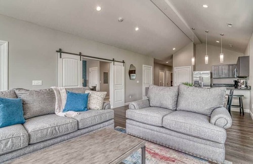 Branson Condo | Everything's New! Near Aquarium at the Boardwalk!