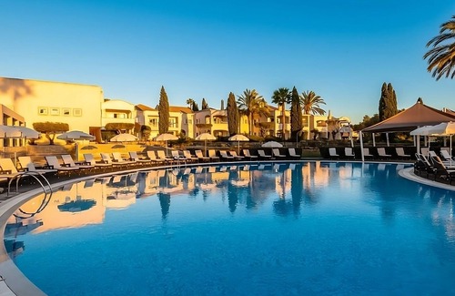 Estombar House | Everything You Need For The Perfect Vacation! 3 Onsite Pools & Spa, Free Parking