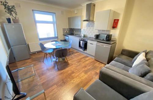 Gravesend Apartment | Evo C - 2 Bed Apartment 2 Min Walk to Station - longer stays available