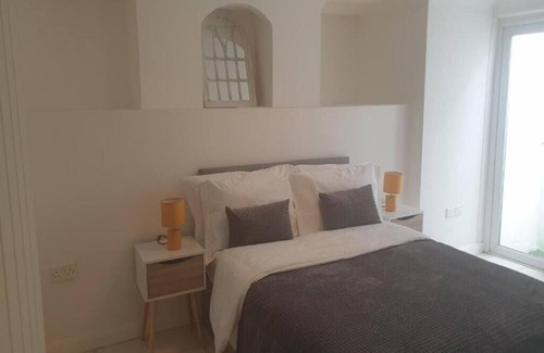 Gravesend Apartment | Evo Haven - 1 Bedroom Apartment, Sleeps- 2, 2 minute walk to Gravesend Station