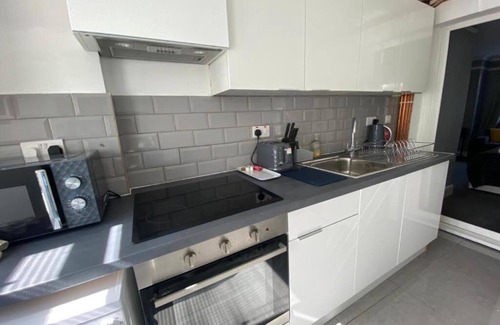 Gravesend Apartment | Evo Zen - 1 Bedroom Apartment, Sleeps -2, 2 minute walk to Gravesend Station