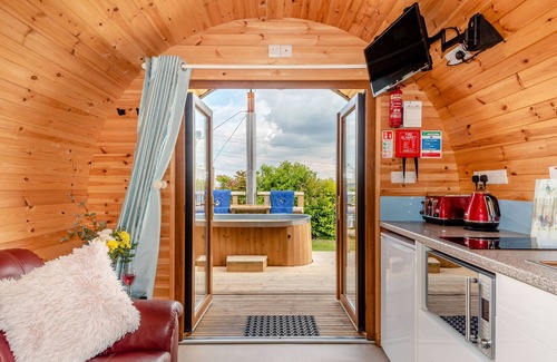 Oakenholt Cottage | EWE TWO, romantic, character holiday cottage, with hot tub in Northop