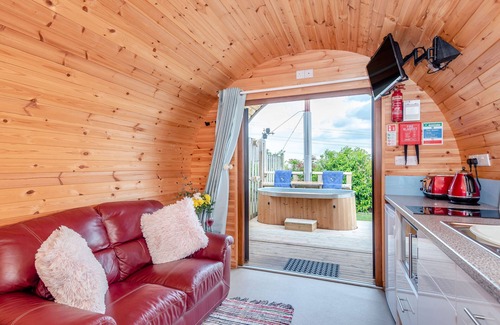 Oakenholt Cottage | EWE TWO, romantic, character holiday cottage, with hot tub in Northop