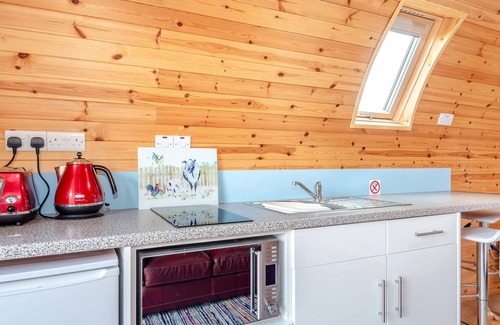 Oakenholt Cottage | EWE TWO, romantic, character holiday cottage, with hot tub in Northop