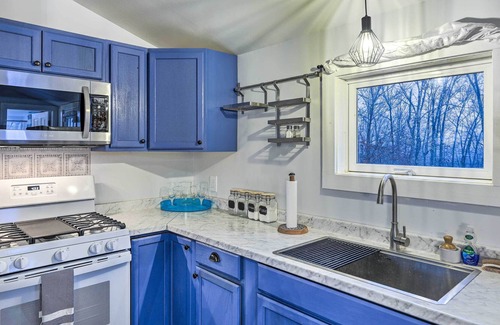 Elizaville Cottage | Ewing Cottage Escape w/ Deck & Fire Pit!