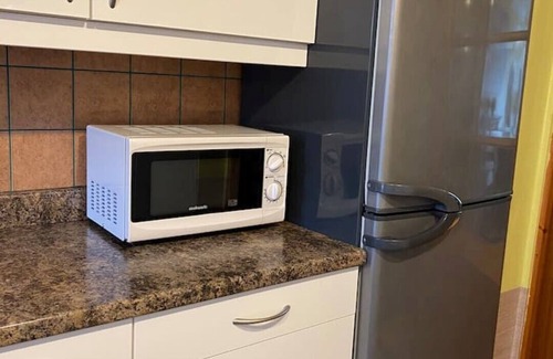 Custom House Apartment | EXCEL 5 min 3bdr House HOT TUB parking WIFI Kitchen O2