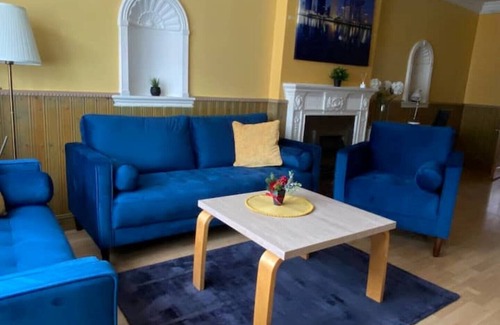 Custom House Apartment | EXCEL 5 min 3bdr House HOT TUB parking WIFI Kitchen O2