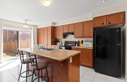 Whitby House | Excellent 4BR Town ~ Whitby ~ Garage ~ Wi-Fi ~ Friendly New Neighbourhood