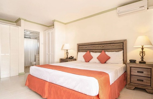 Worthing House | Excellent Choice! 2 Units with Kitchenettes, Outdoor Pool and Free Parking!