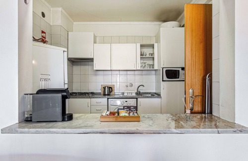 Costa de Caparica Apartment | Excellent Location - 4 Guests - Free Parking