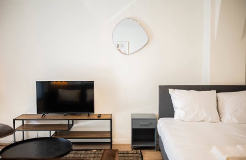 Kop van Zuid Apartment | Excellent serviced studio apartment 43m2 -PRH12E-