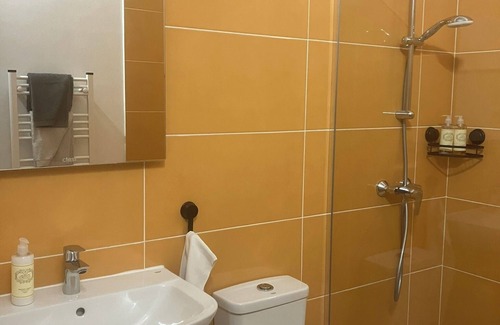 Praia da Vitoria House | Excellent space 5 minutes from the sea and the airport House restored in 2025