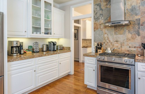 Eastsound House | Exceptional, Hot Tub, Pickleball, Pool Room, Close to Everything!