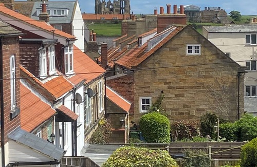 West Cliff Apartment | ⭐️EXCEPTIONAL ONE BEDROOM APARTMENT WHITBY -ABBEY VIEWS & 3PM CHECK IN SLEEPS 4