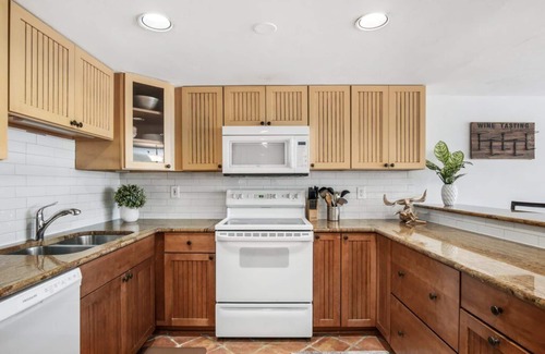 Royal Harbor House | Exceptional Waterfront Condo in Downtown Naples!