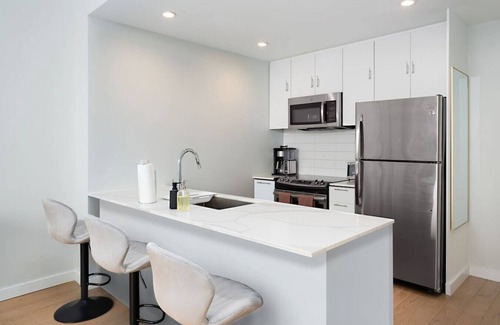 The Heights Apartment | Exclusive 1BR Apt with NYC View