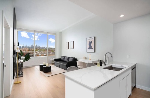 The Heights Apartment | Exclusive 1BR Apt with NYC View