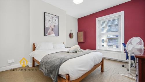 Grove Apartment | Exclusive 3 Bedroom Flat in Kingston Town!