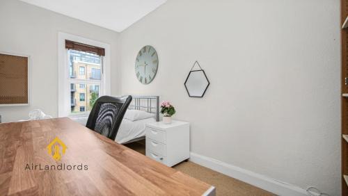 Grove Apartment | Exclusive 3 Bedroom Flat in Kingston Town!