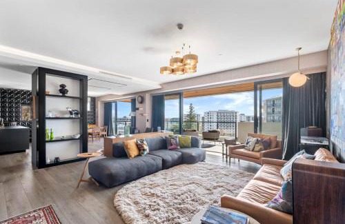 Newton Apartment | Exclusive Urban Apartment Entire Floor Hot Tub