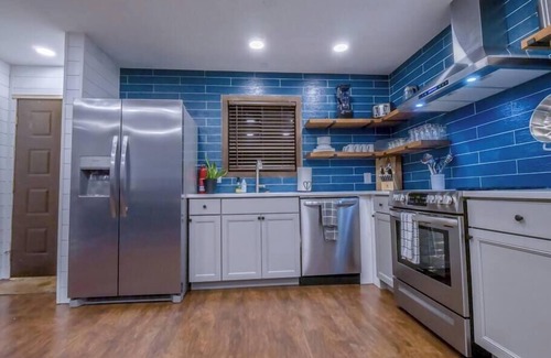 Village at Camelback House | Exec fun for Hot Tub, Sauna, Kayaks!
