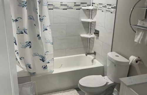 Greater Grand Crossing Apartment | Exec Lux home wth 3 Level,6 Bdrms/3bth & 2 Kitchen