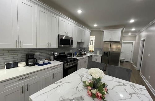 Greater Grand Crossing Apartment | Exec Lux home wth 3 Level,6 Bdrms/3bth & 2 Kitchen