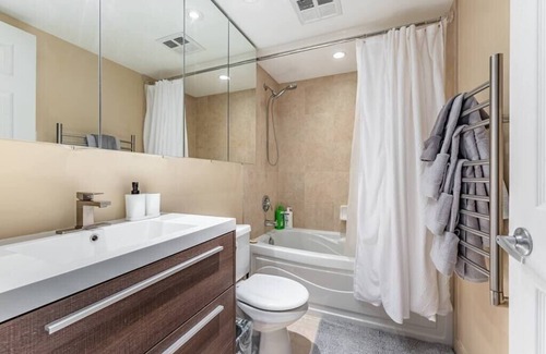 Downtown Mississauga Apartment | Executive 1+Den Condo, Parking