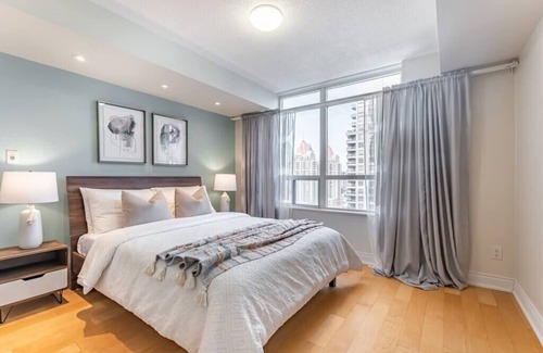 Downtown Mississauga Apartment | Executive 1+Den Condo, Parking