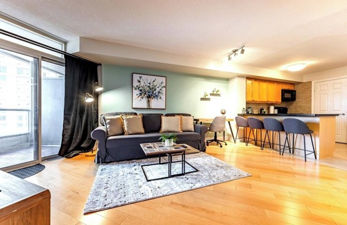 Downtown Mississauga Apartment | Executive 1+Den Condo, Parking