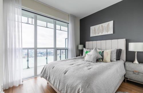 Toronto Entertainment District Apartment | Executive 2 Bedroom 2 Bathroom Condo in Downtown Toronto
